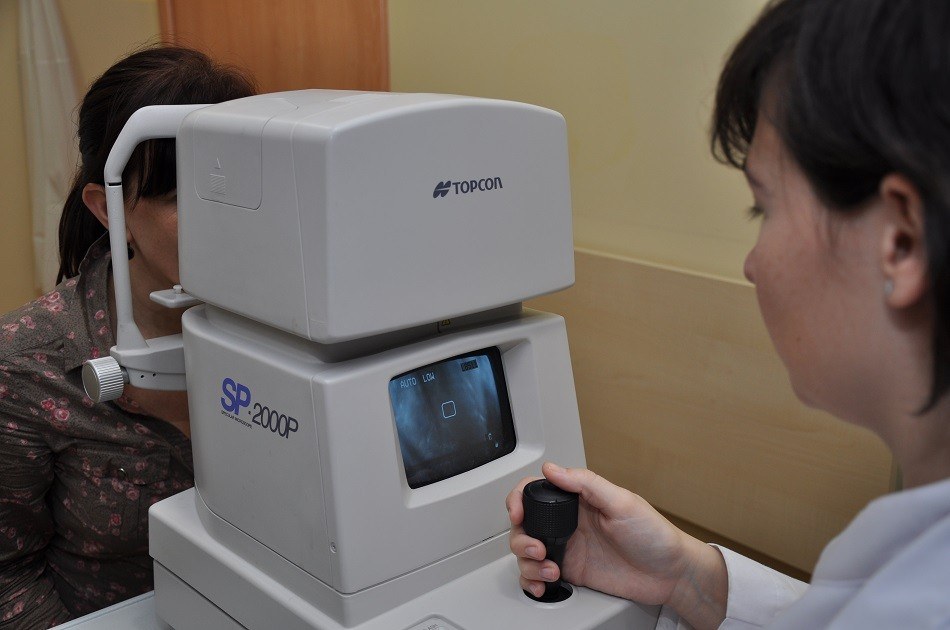 مجهر البراق  لقياس عدد الخلايا المبطنة للقرنية