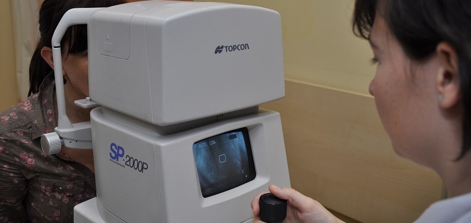 Specular microscopy and endothelial cell count