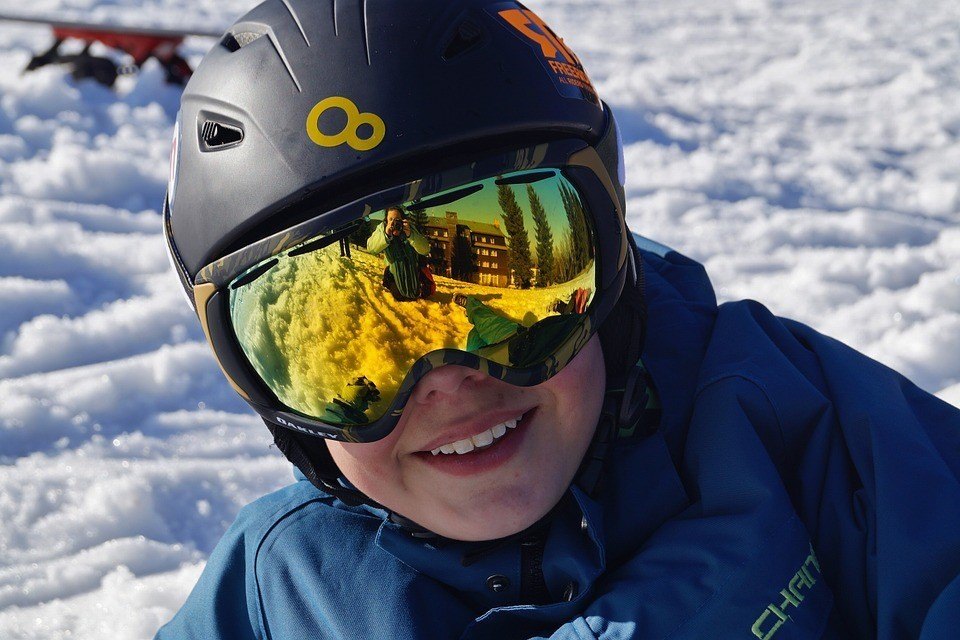 Eye health tips for winter sports practice
