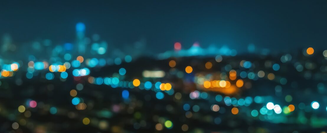 La ceguesa nocturna pot provocar, entre altres coses, visió d'halos al voltant de les llums