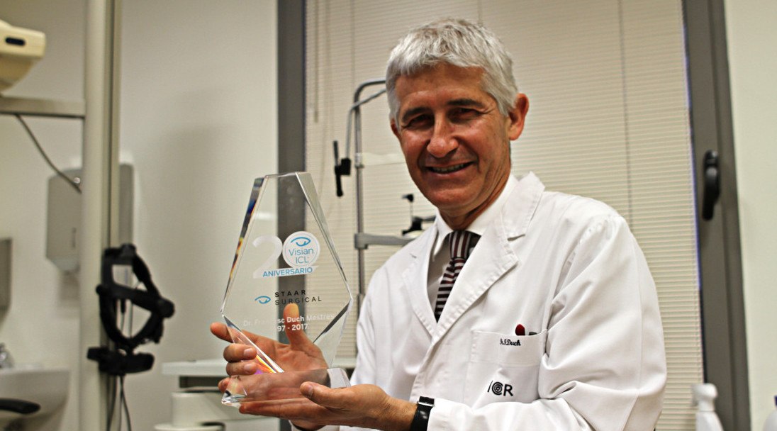 Доктор Дук получает признание как пионер в Испании в имплантации линз ICL