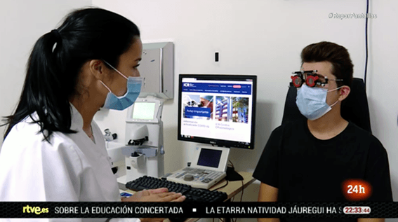 Exploración oftalmológica en ICR de un paciente afectado por dolor de cabeza y problemas visuales derivados del uso de pantallas.