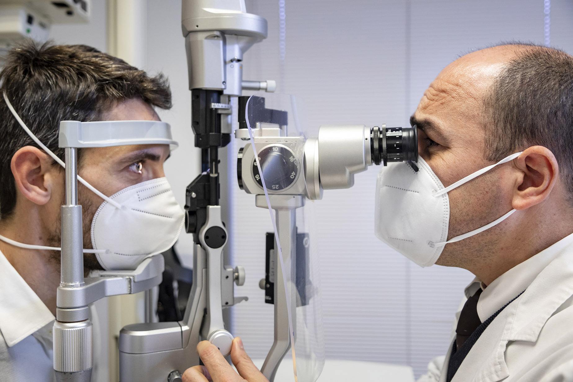 El Dr. Muñoz, responsable del Departament d'Urgències i membre del Departament de Glaucoma de l'ICR, realitza un examen oftalmològic per detectar glaucoma.