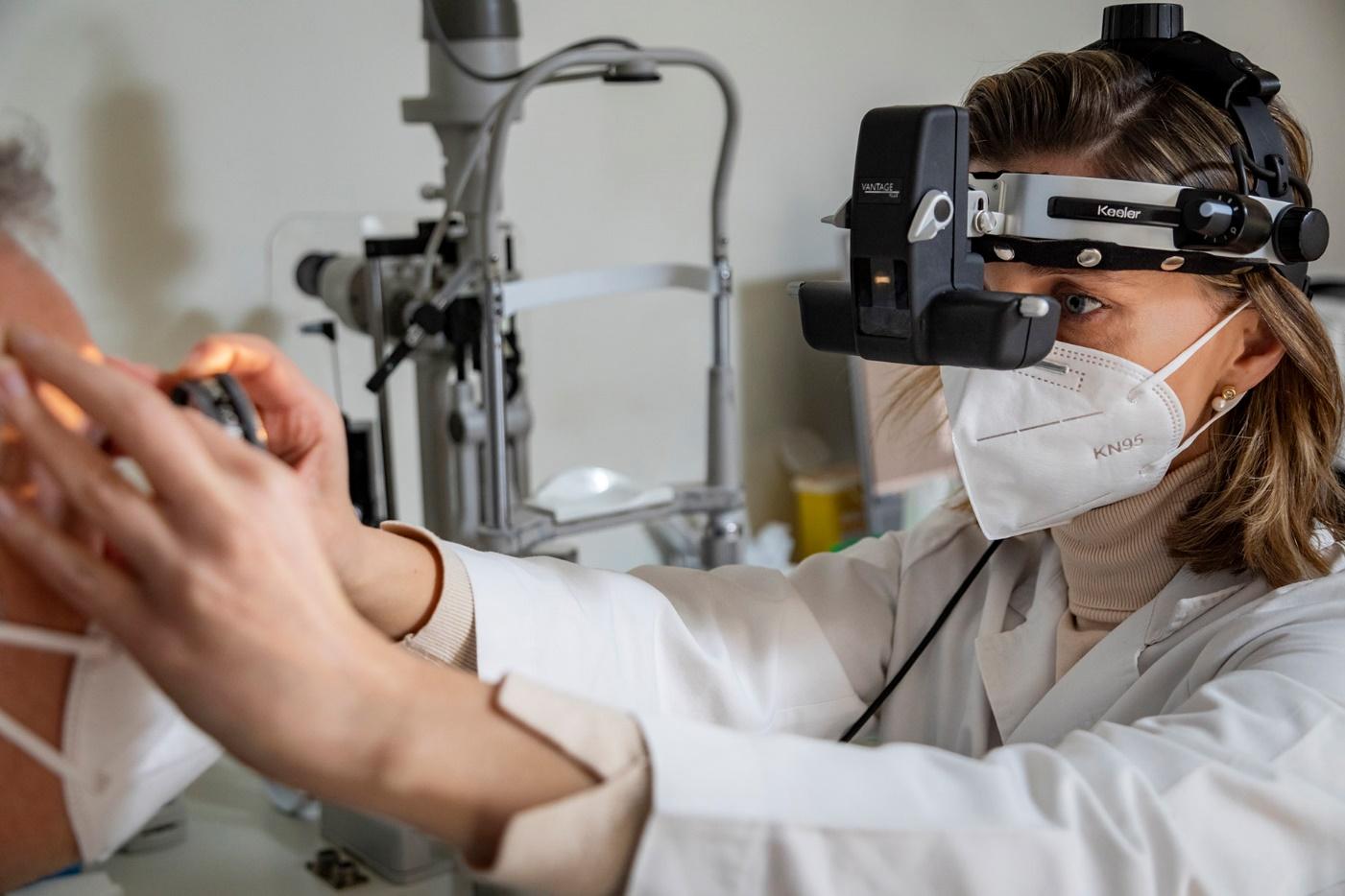 Nuestros especialistas en retina y catarata trabajan conjuntamente para ofrecer una asistencia integral.