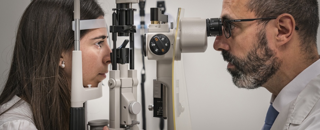 Dr. Graell, Oculoplástico, en una visita oftalmológica con una paciente