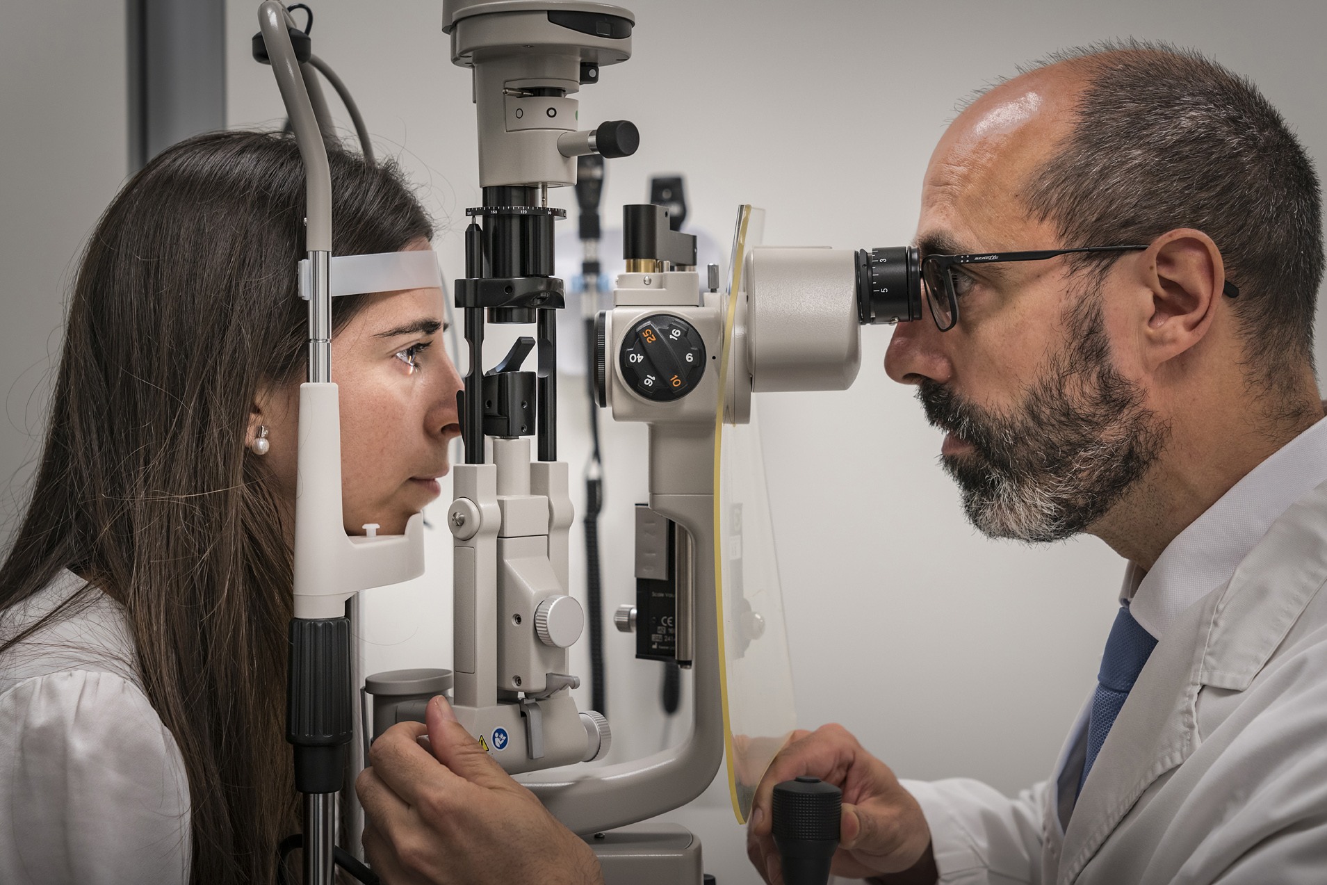 Dr. Graell, Oculoplástico, en una visita oftalmológica con una paciente