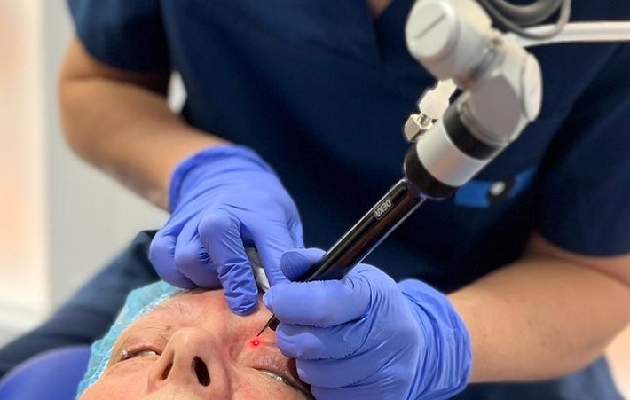 La Dra. Ibáñez realiza una exéresis de lesiones a una paciente