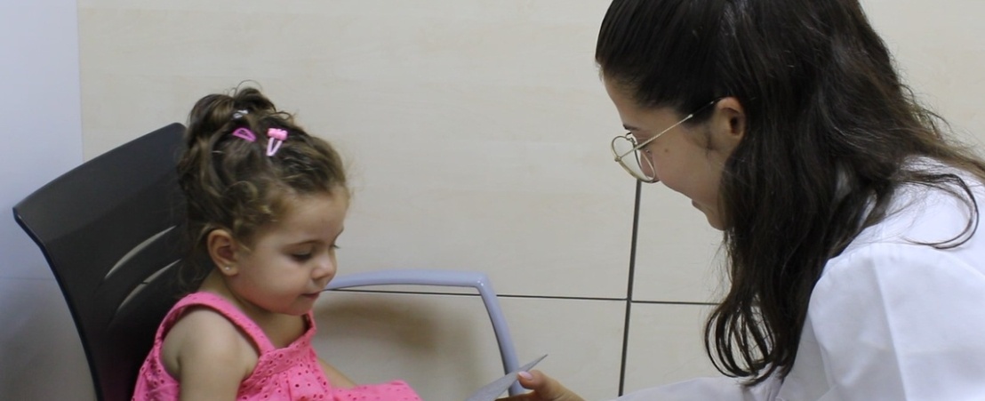 Una optometrista de l'ICR revisa la salut ocular d'una nena