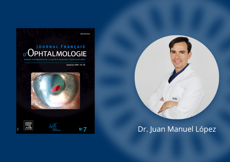 El Dr. López junto a la portada de su estudio sobre la enfermedad AZOOR