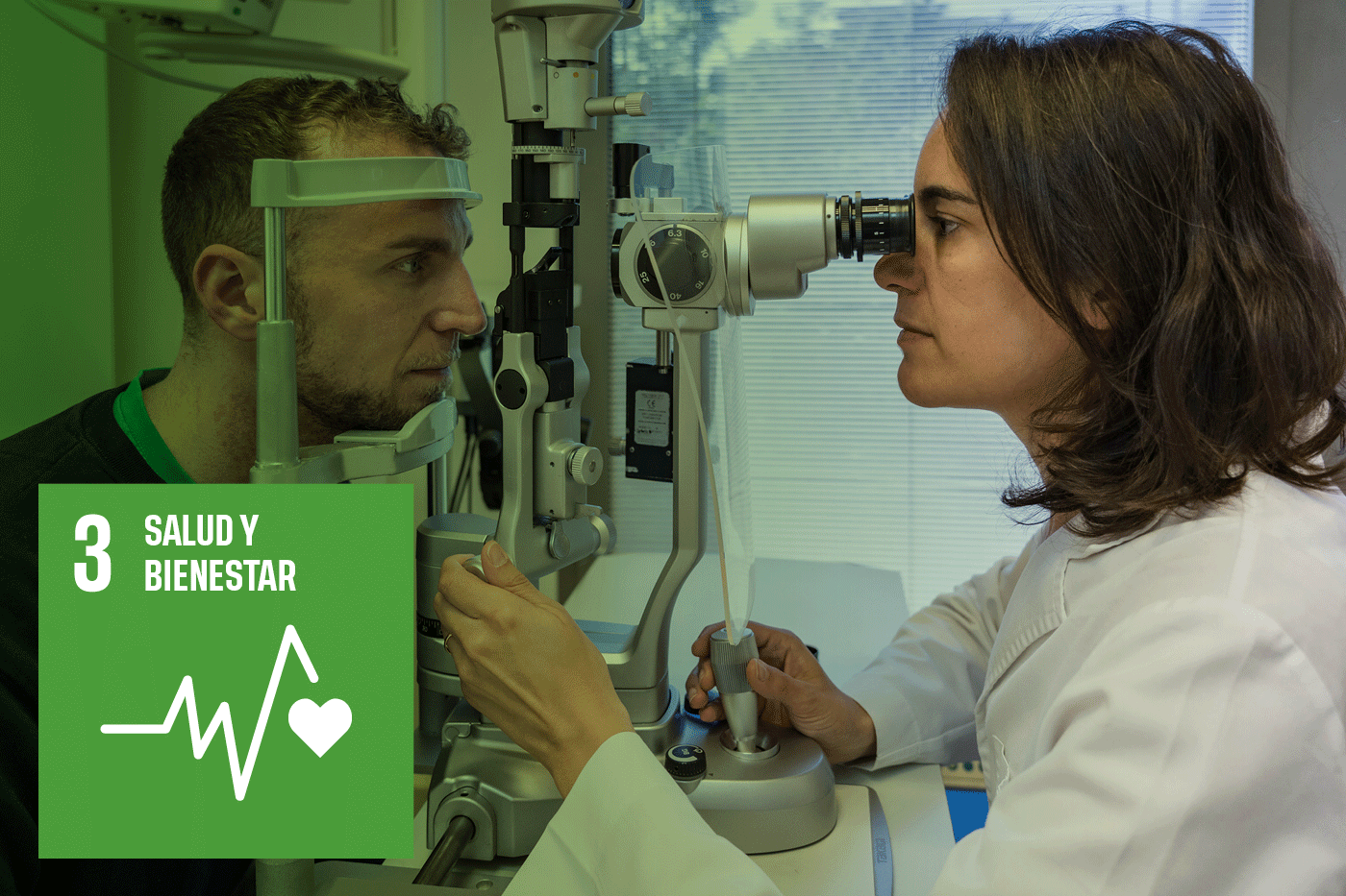 Una oftalmóloga visita un paciente en la imagen principal del primer objetivo de responsabilidad social (salud y bienestar).