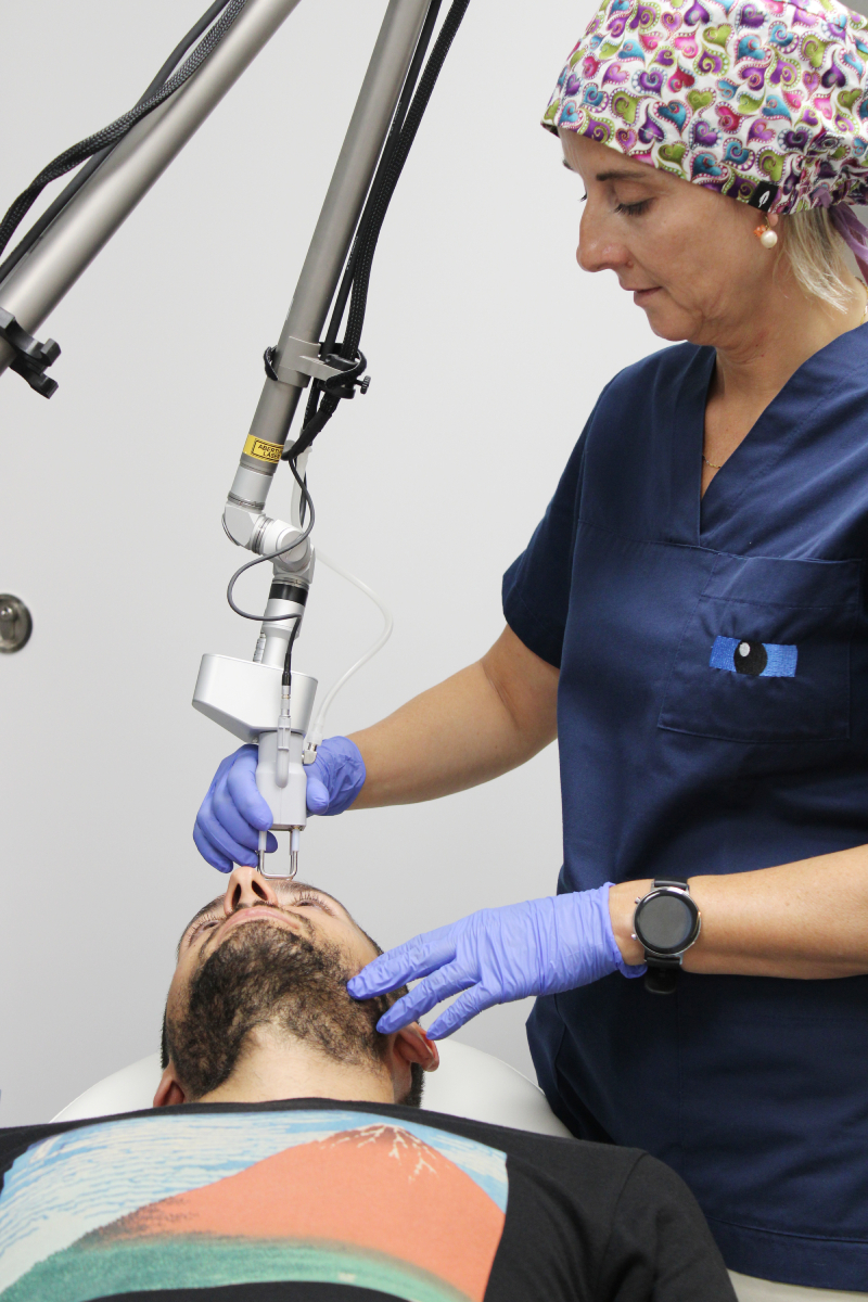 La Dra. Núria Ibáñez, referent en oculoplàstia, aplica làser CO2 a un pacient a l'ICR.