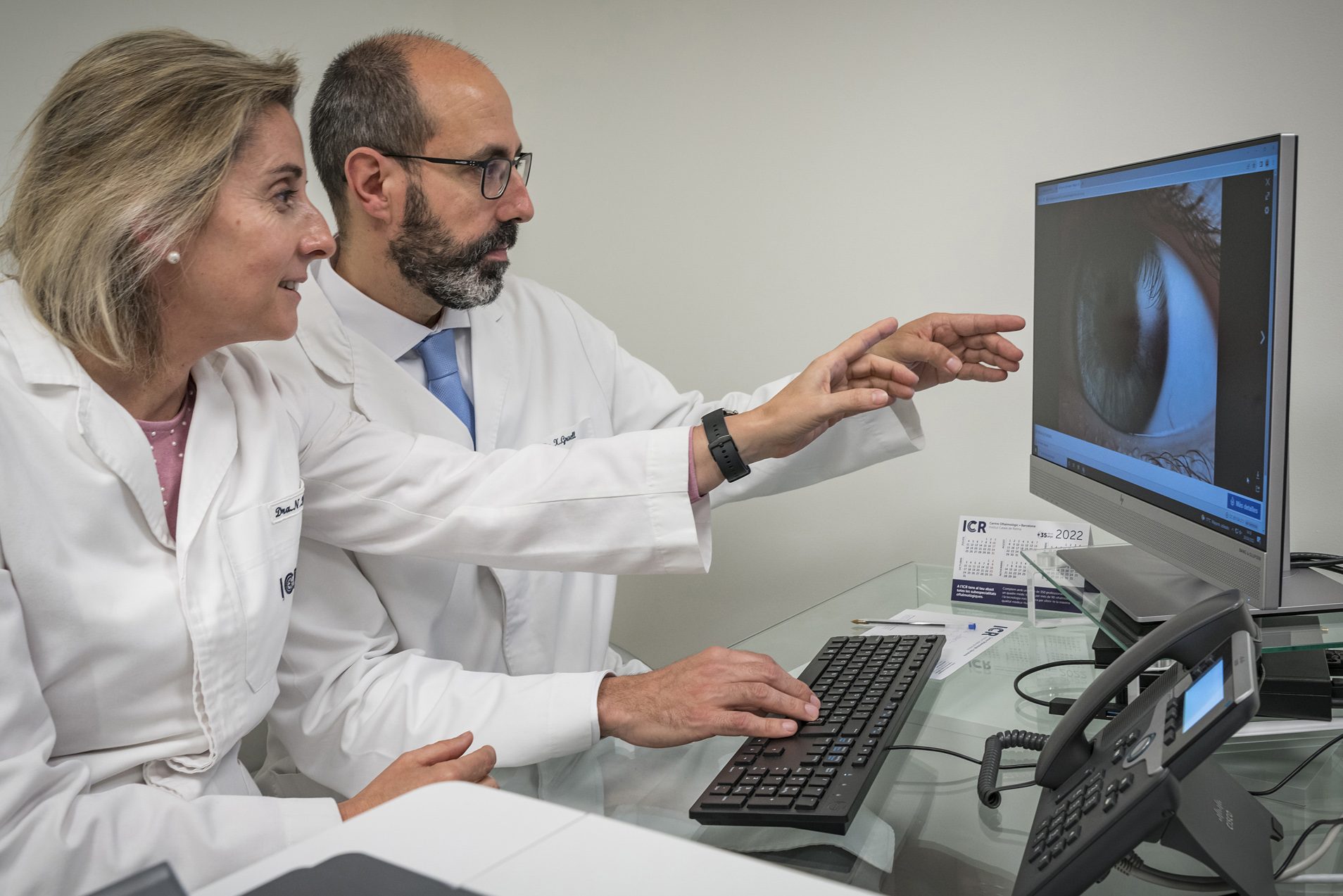La Dra. Ibáñez i el Dr. Graell, oftalmòlegs d'Oculoplàstica a l'ICR, parlen de tractaments amb làser CO2.