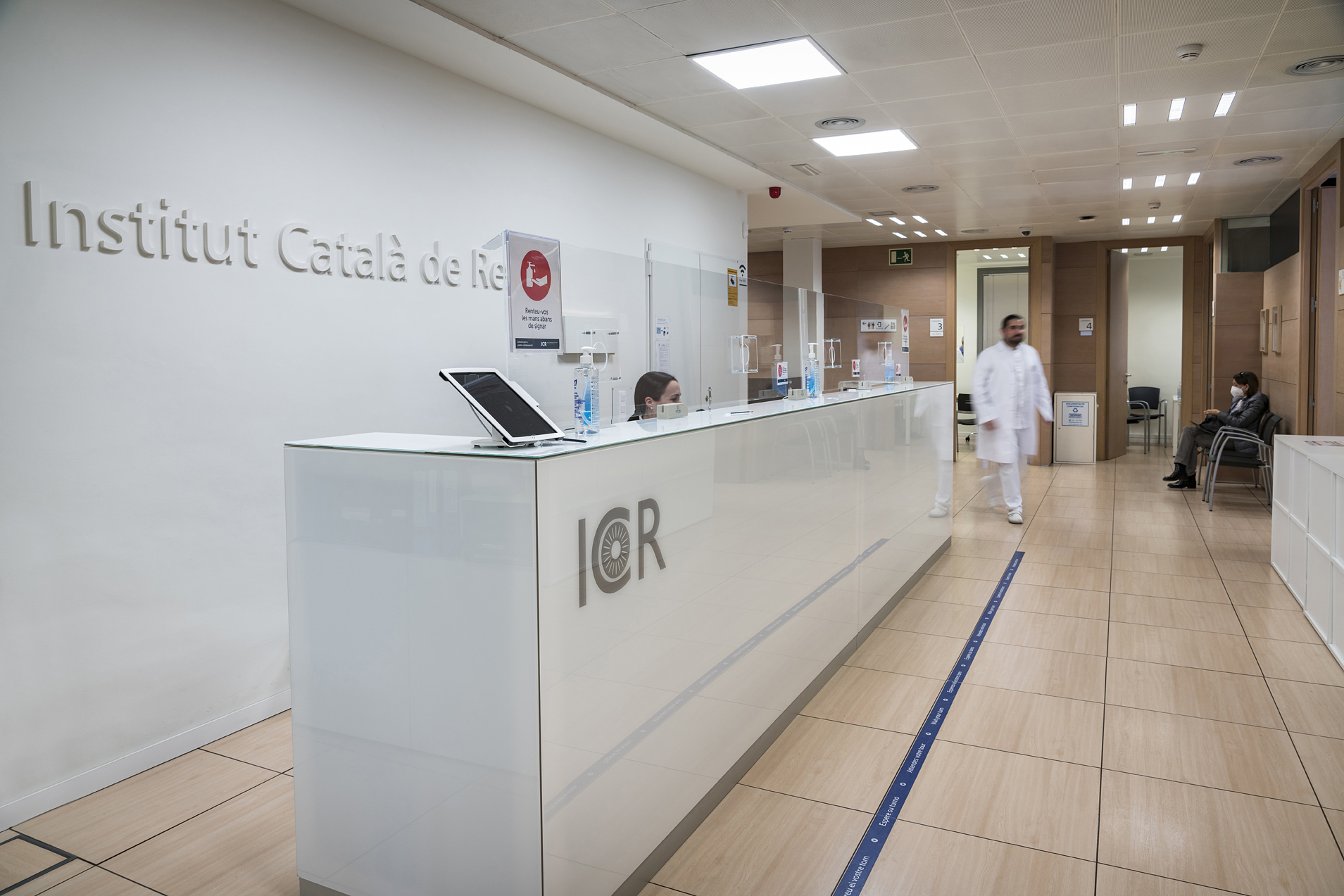 Recepción de planta en ICR. Cada paciente deberá pasar por la recepción antes de la primera visita.