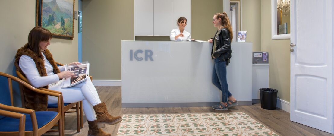 Instalaciones de ICR Terrassa, recepción con pacientes.