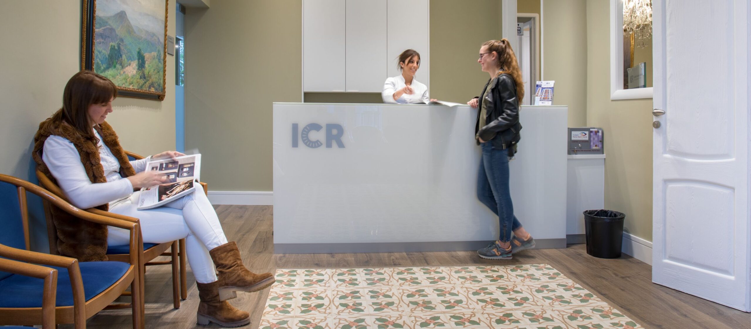 Instalaciones de ICR Terrassa, recepción con pacientes.