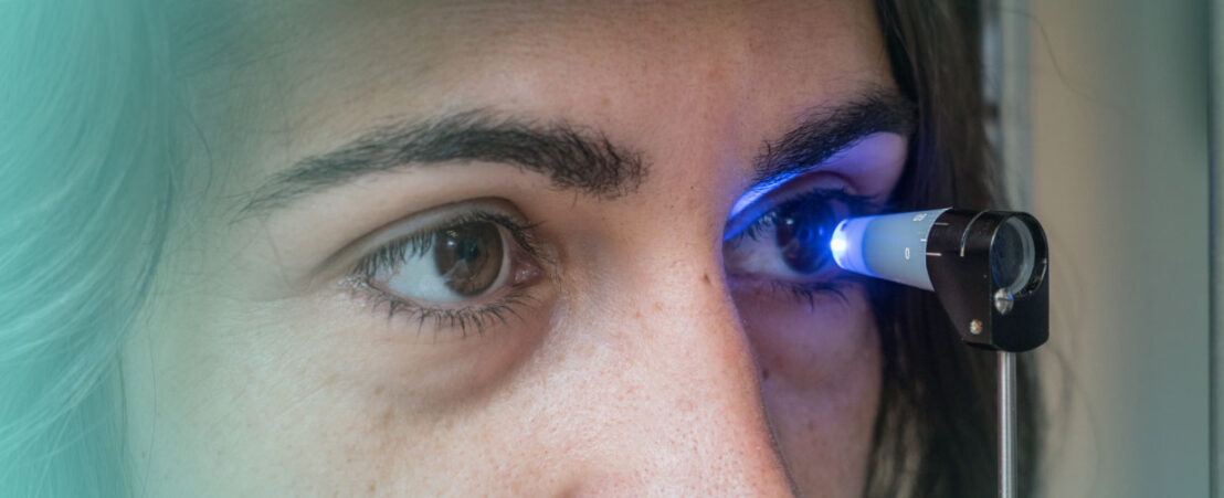 Pla detall d'un tonòmetre davant d'un ull per prendre la pressió intraocular, un paràmetre essencial per la detecció del glaucoma.