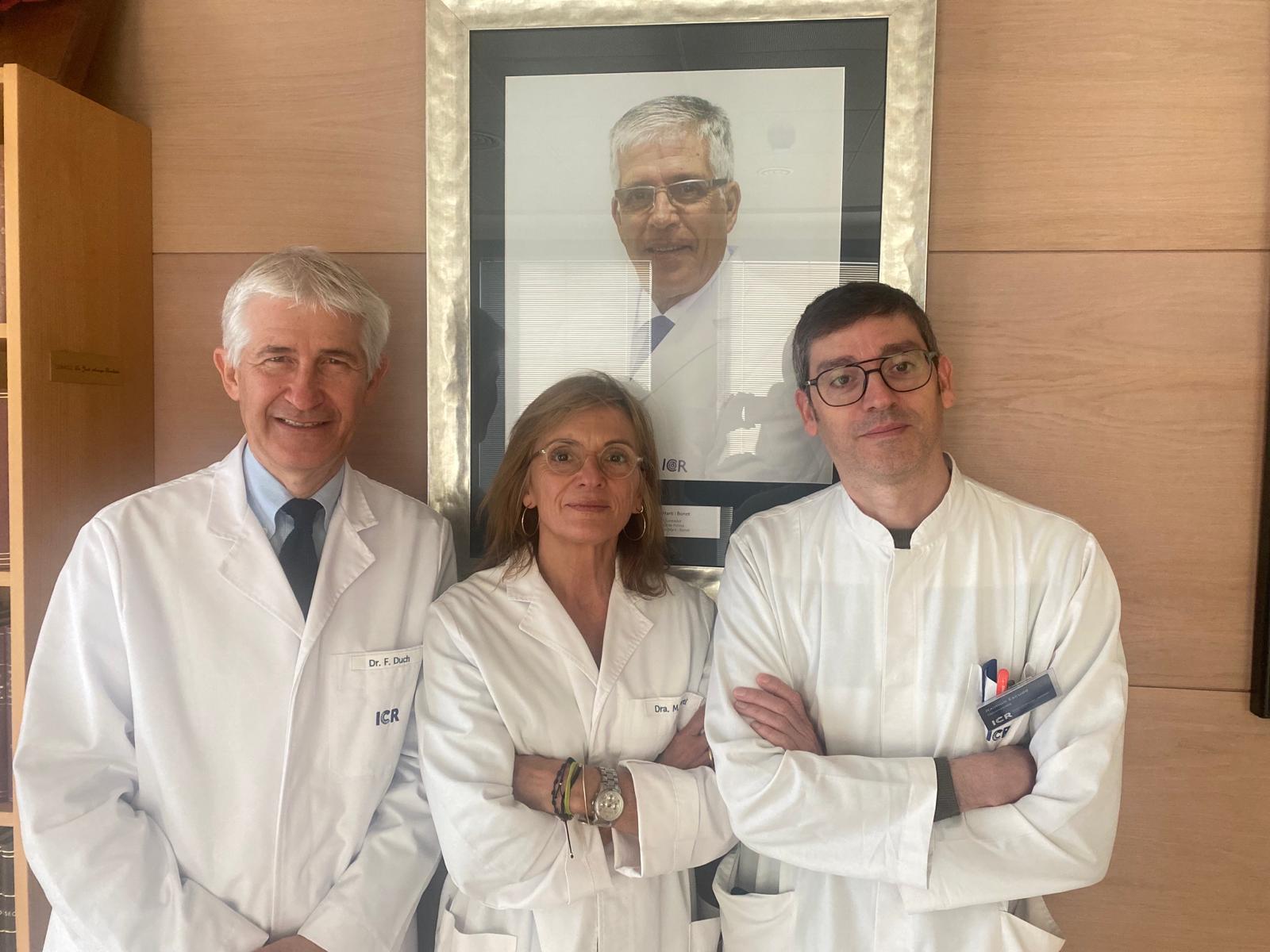 El Dr. Duch, la Dra. Martí i el optometrista R. Escudé davant del retrat del Dr. Martí.