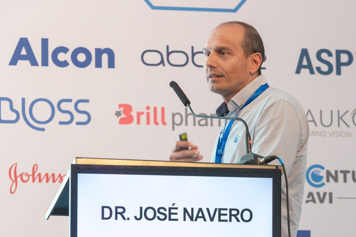 El Dr. Navero al seu faristol durant la ponència que va impartir al Congrés de la SOCV 2024