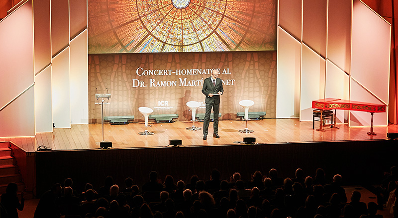 Homenaje al Dr. Ramon Martí i Bonet en el Palau de la Música Catalana. Antoni Bassas presenta el acto.