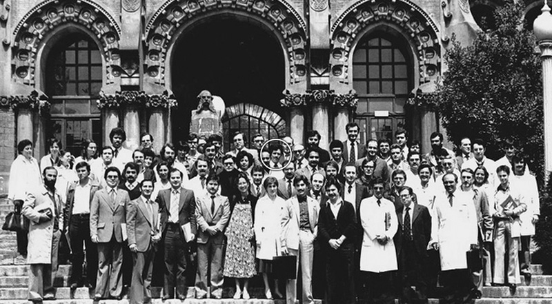 El Dr. Martí (al centro, destacado) junto con el resto del equipo médico en el Hospital Sant Pau de Barcelona.