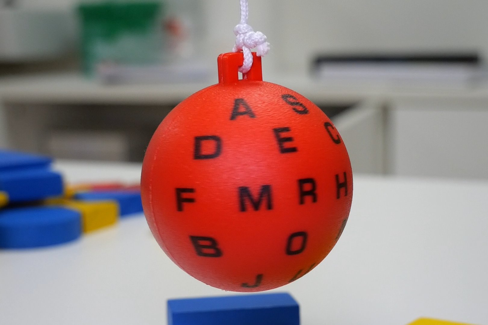 Detall d'una pilota amb lletres, un exercici habitual de teràpia visual avançada