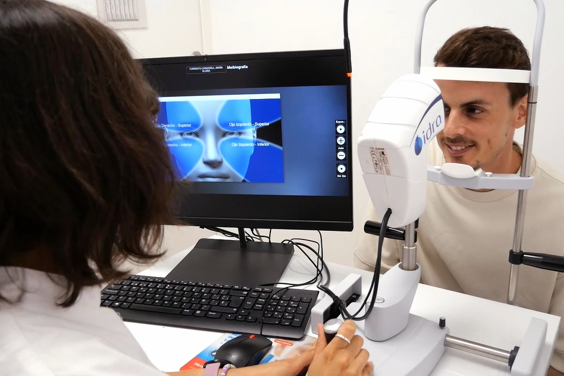 Una optometrista de l'ICR fa una meibografia a un pacient (imatge de les glàndules de Meibomi).