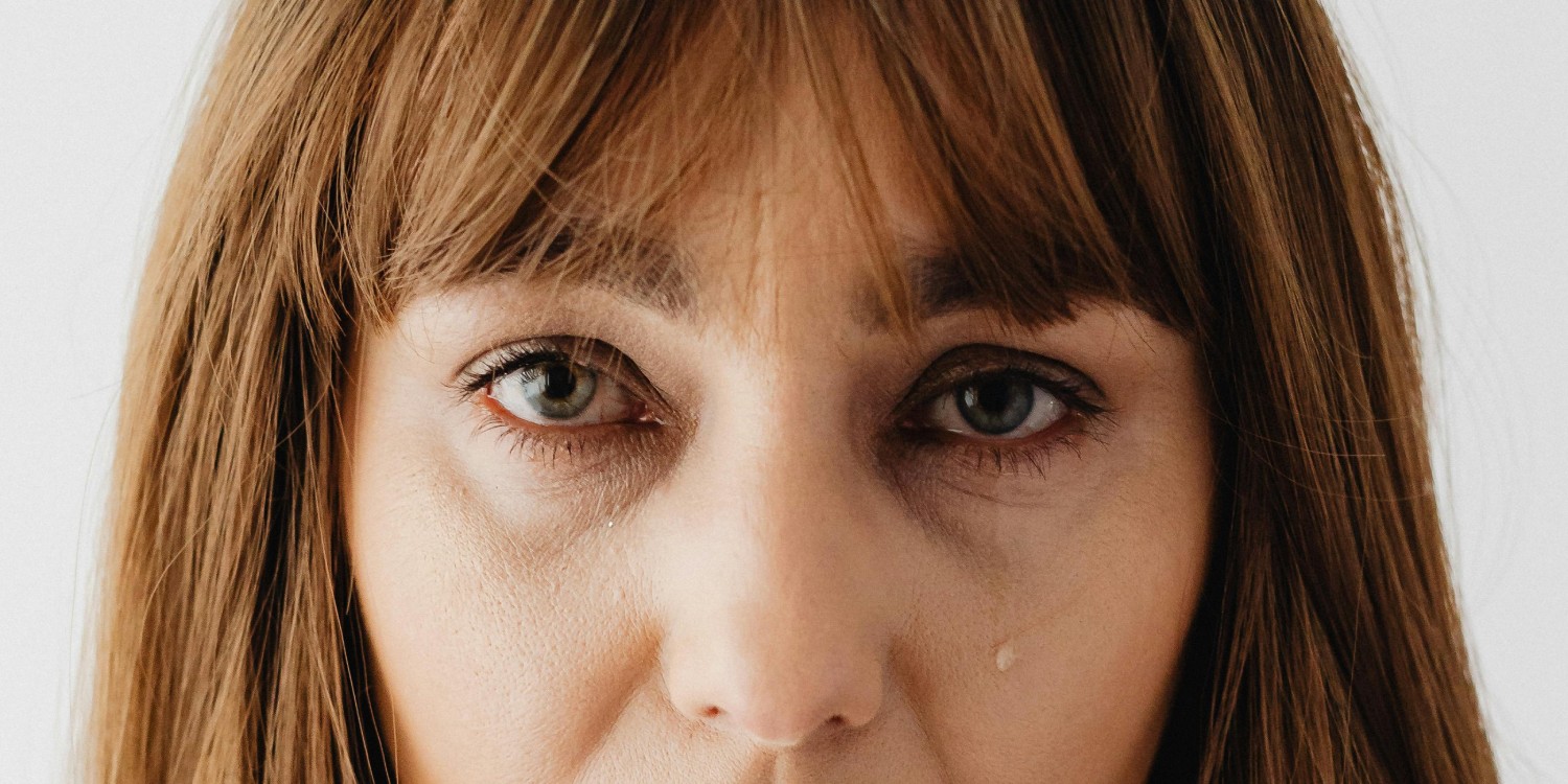 Pla detall d'uns ulls amb una llàgrima, determinant en la síndrome de l'ull sec