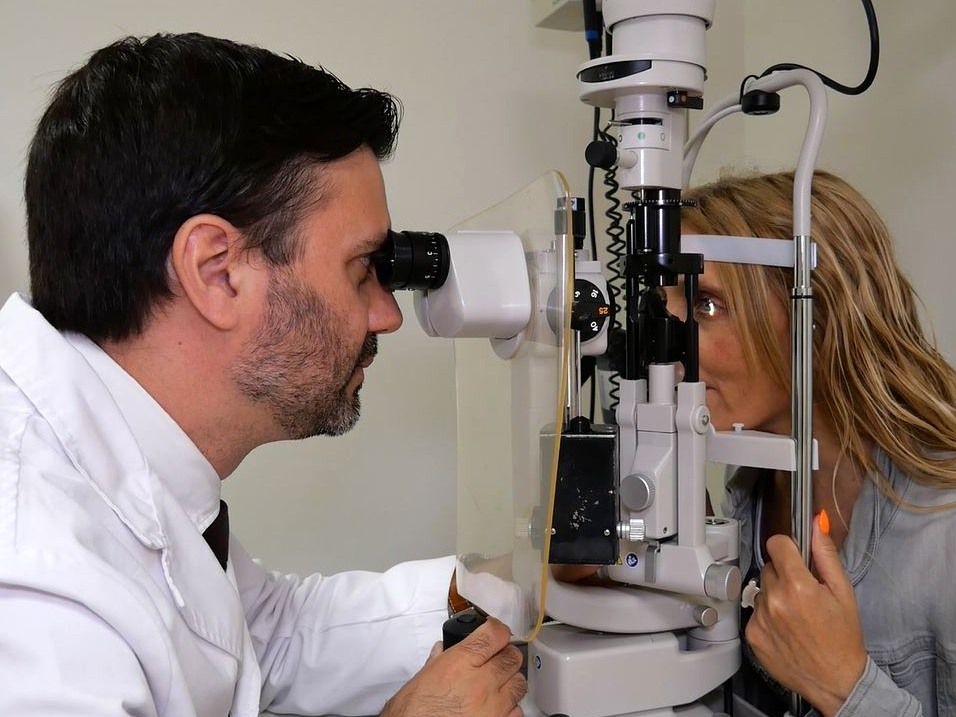 El Dr. Ruiz, Responsable del Departament de Còrnia i la Unitat d'Ull sec, examina una pacient.