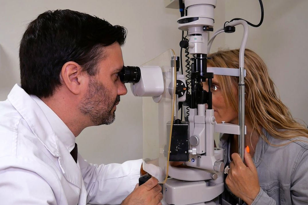 El Dr. Arturo Ruiz examina una pacient per comprovar si té ull sec