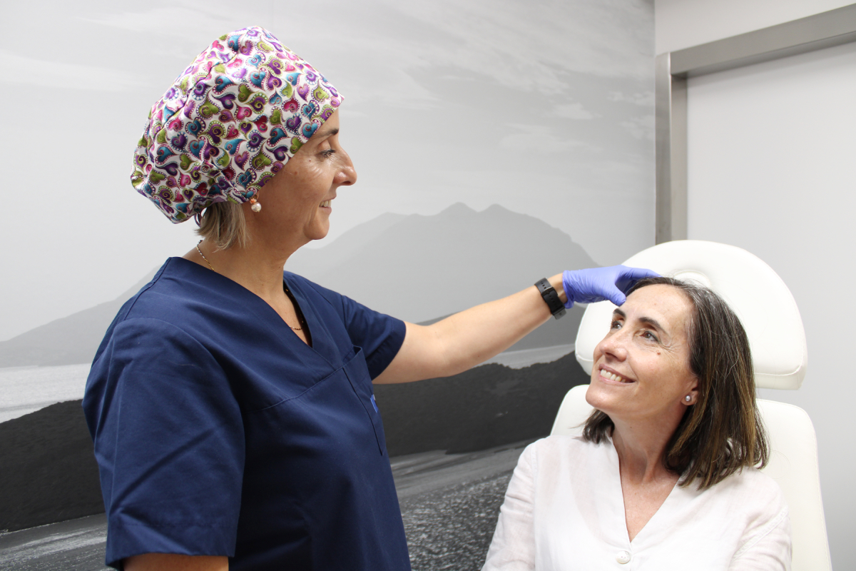 La Dra. Ibáñez examina una pacient per valorar una blefaroplàstia