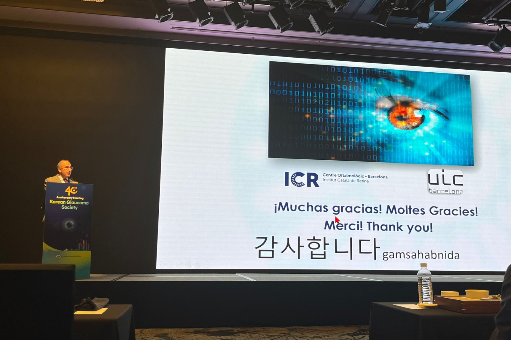 El Dr. Antón en su presentación en el 40º Congreso de la Sociedad Coreana de Glaucoma