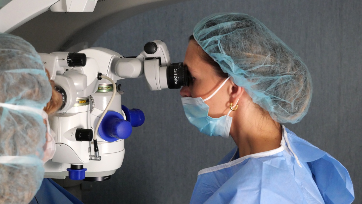 Primer pla de la Dra. Dyrda en la cirurgia combinada de retina i cataracta