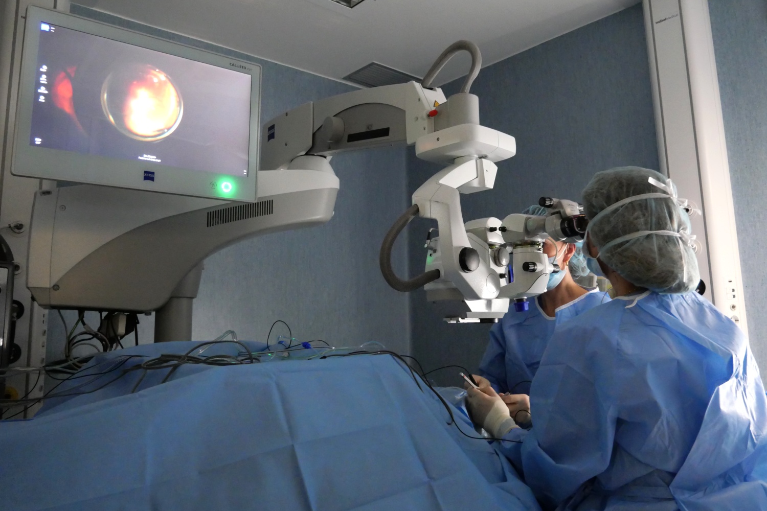 La Dra. Dyrda, especialista en cirurgia combinada de cataracta i retina, a quiròfan.