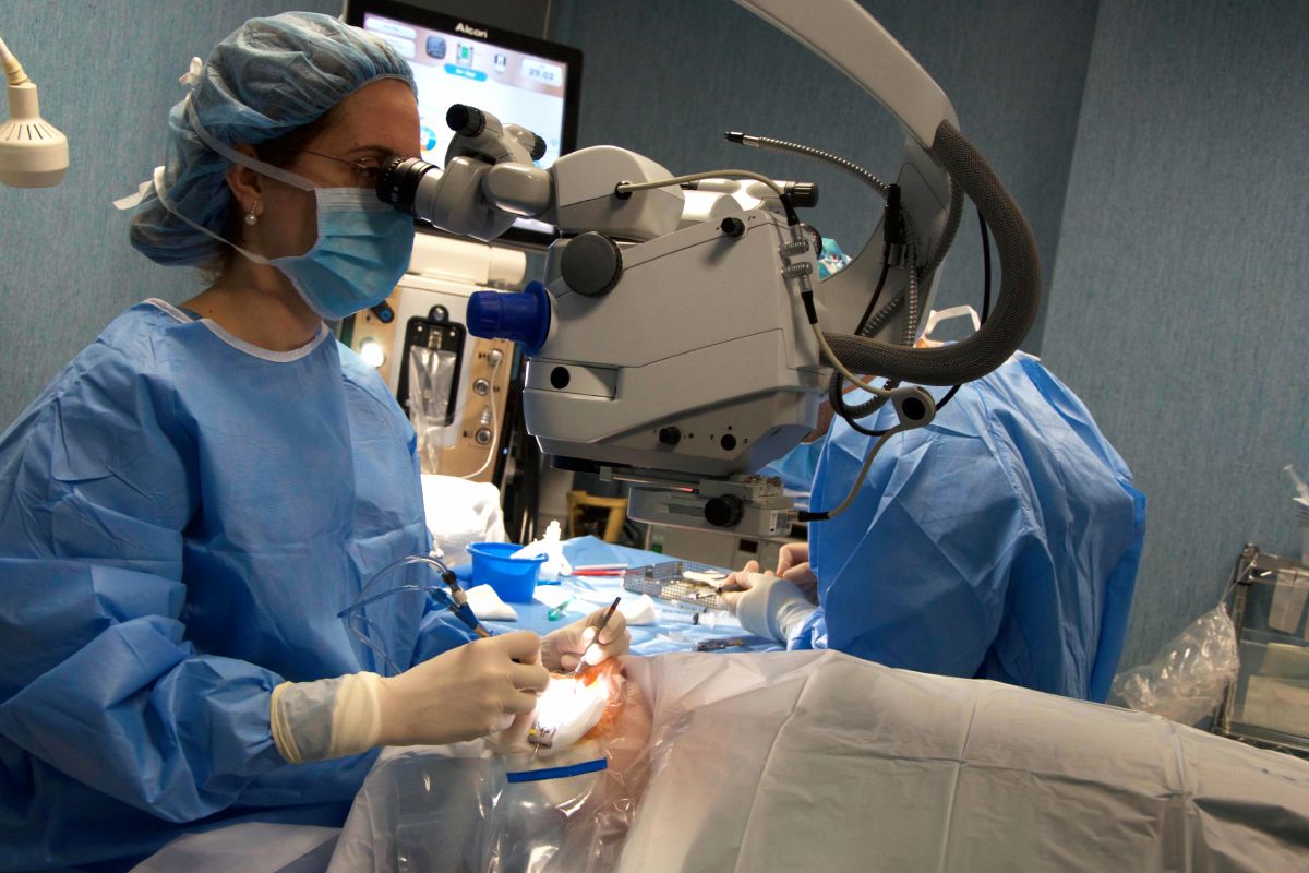 La Dra. Rey, oftalmóloga de retina y vítreo, realizando una vitrectomía.