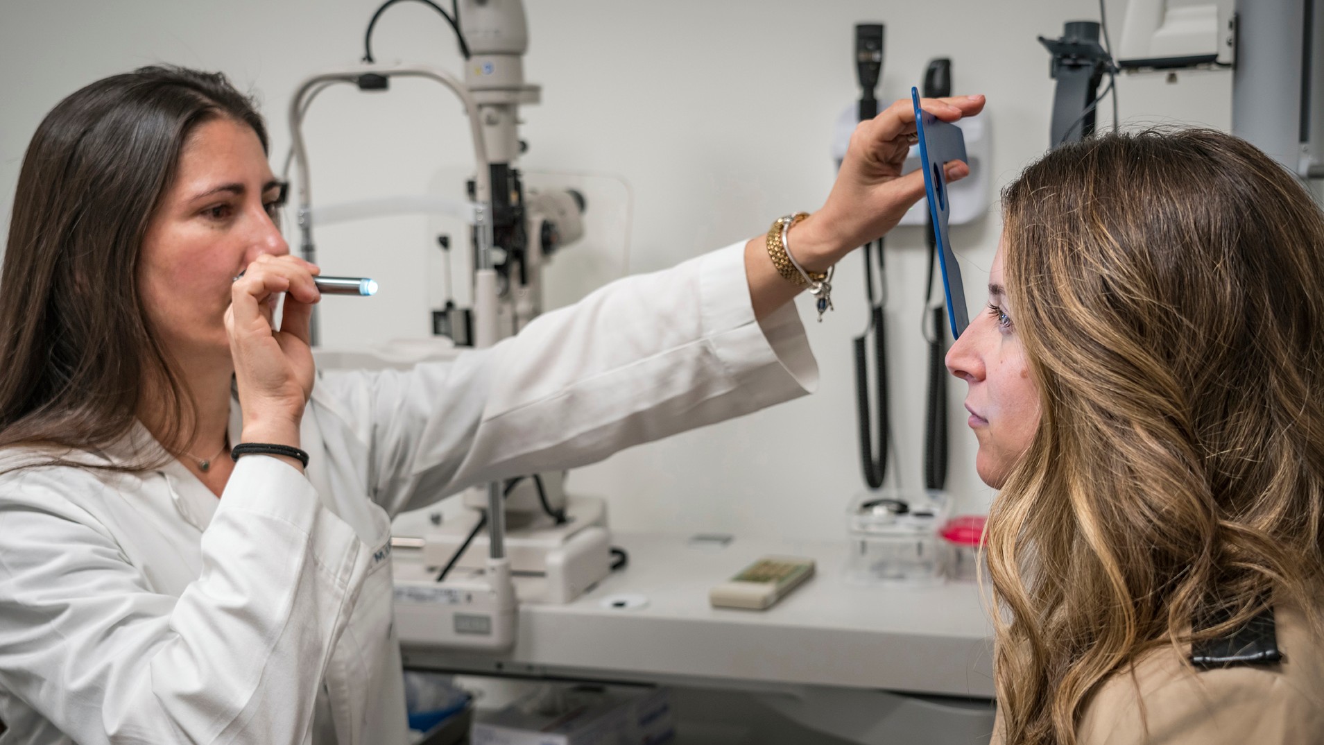 La investigación realizada en ICR sigue los criterios de calidad de EVICR. En la foto, la Dra. Llago examina una paciente.