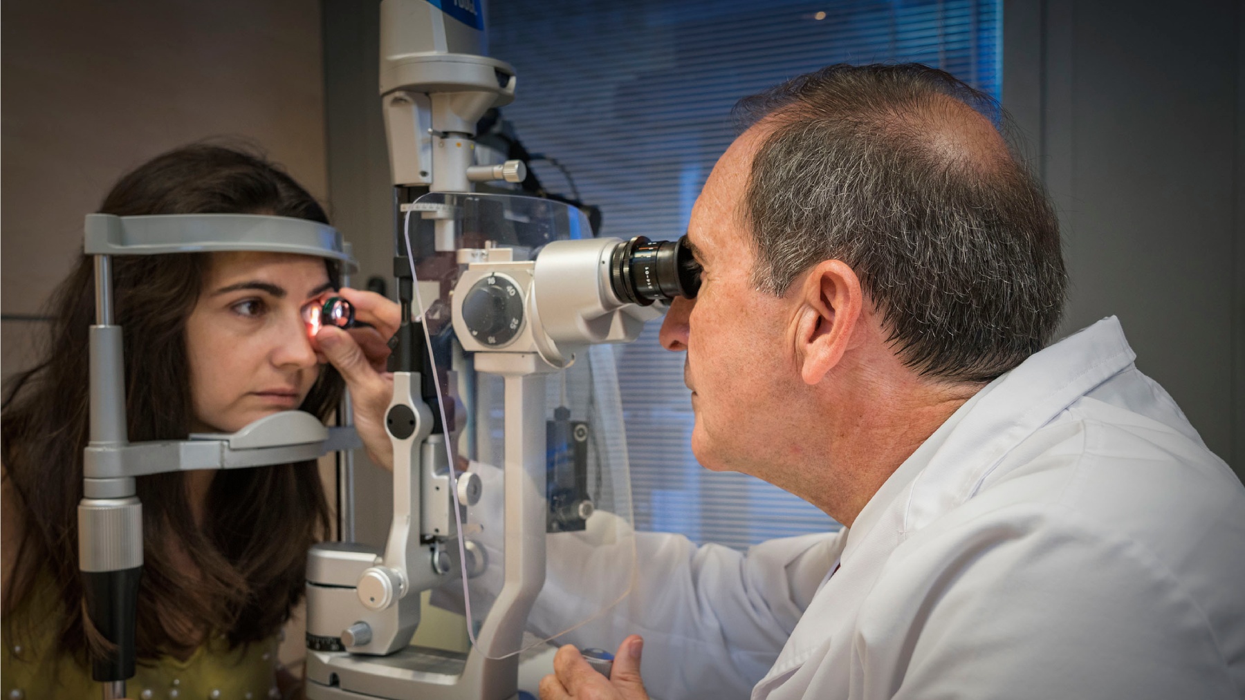 El Dr. Antón examina una pacient d'un assaig clínic