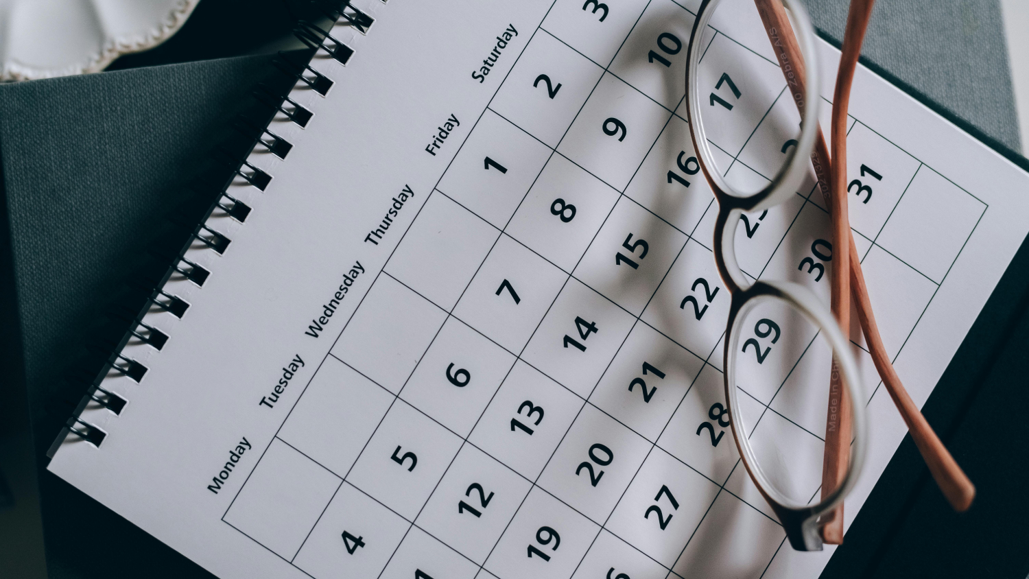 T'expliquem factors a tenir en compte a l'hora de valorar el millor moment per operar-se la vista i reduir la dependència de les ulleres.