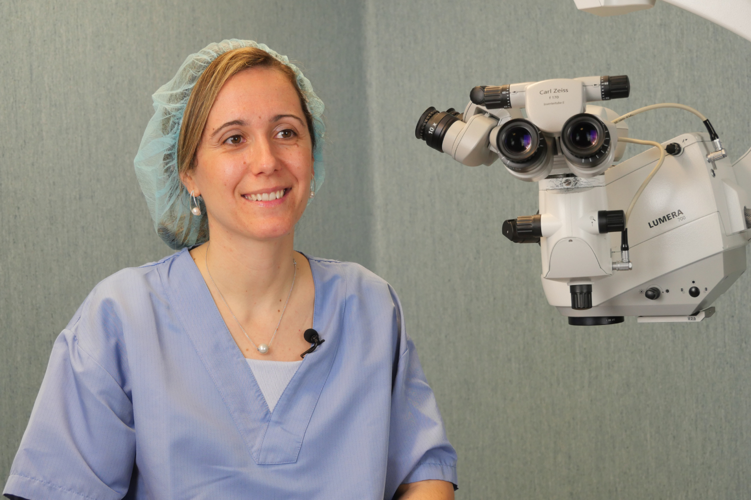 La Dra. Rey explica un dels procediments quirúrgics més habituals en retina