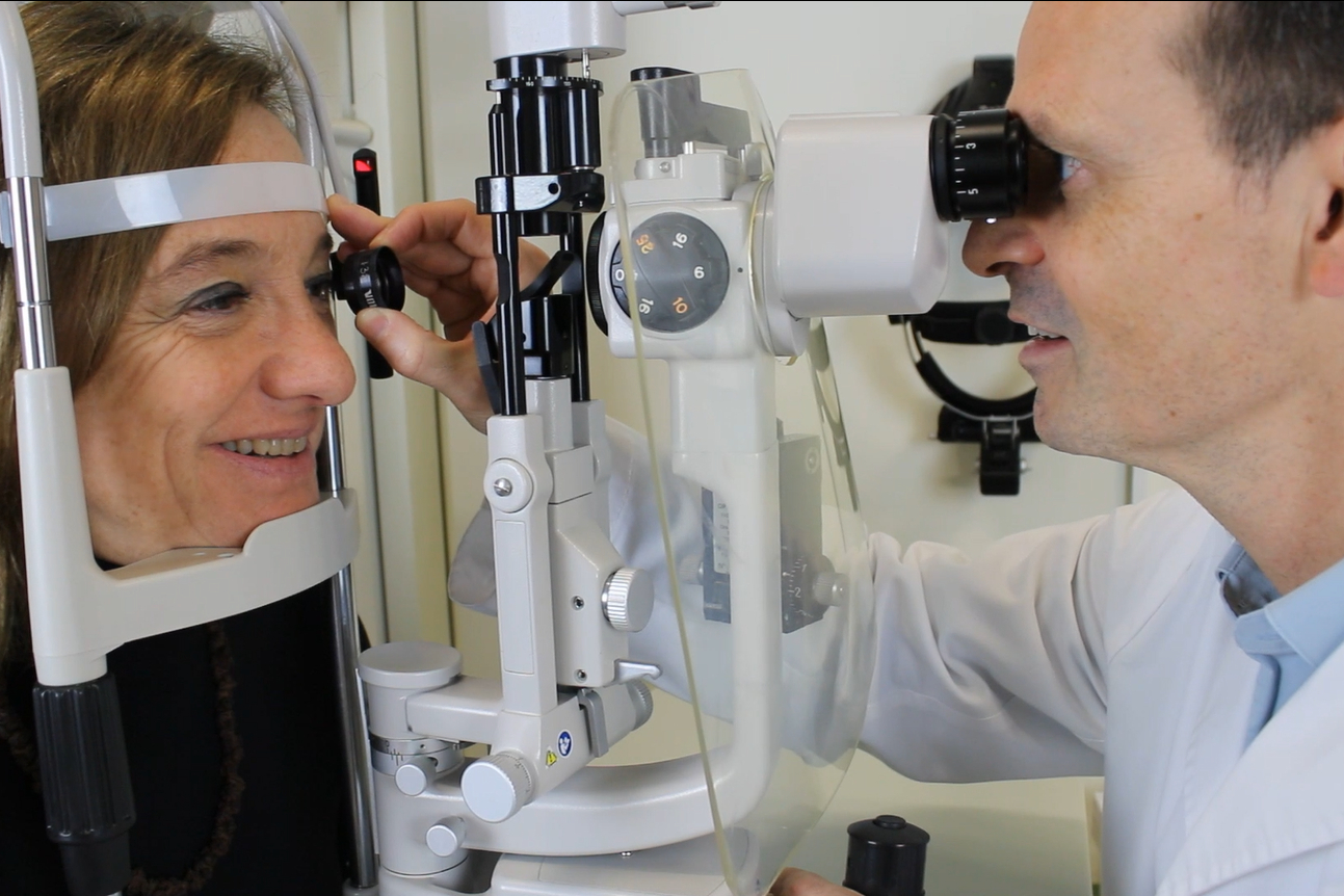 El Dr. Vila examina una pacient abans de prescriure un tractament per la seva malaltia de retina