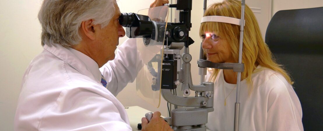El Dr. Josep M Pedrell revisa una pacient per detectar si té cataractes