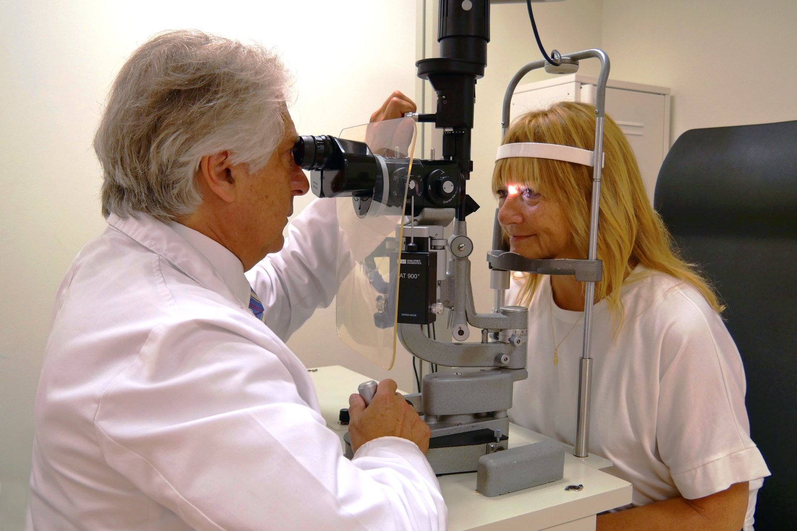 El Dr. Josep M Pedrell revisa una pacient per detectar si té cataractes