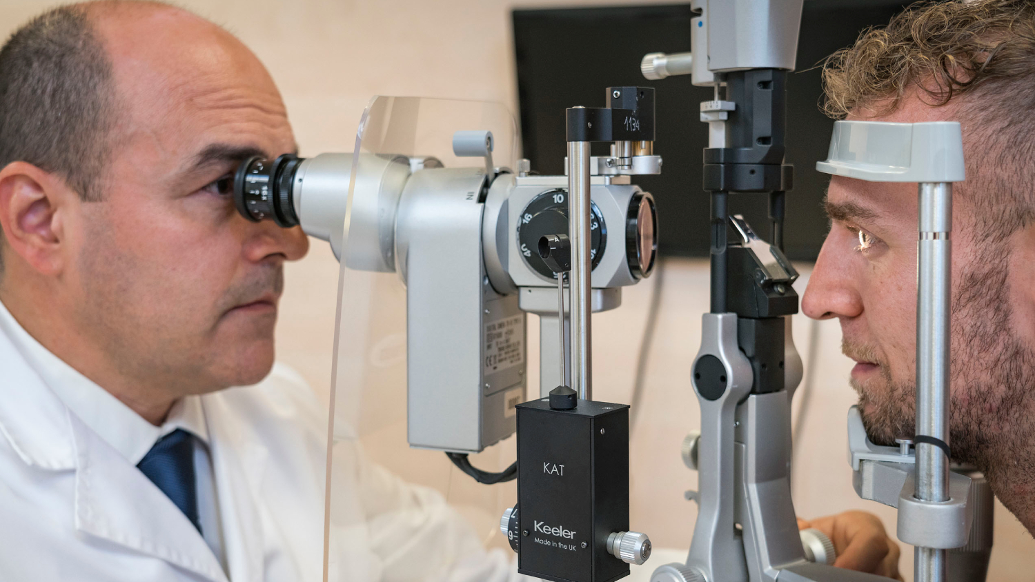 El Dr. Muñoz, adjunto del Departamento de Glaucoma, realiza una revisión a un paciente