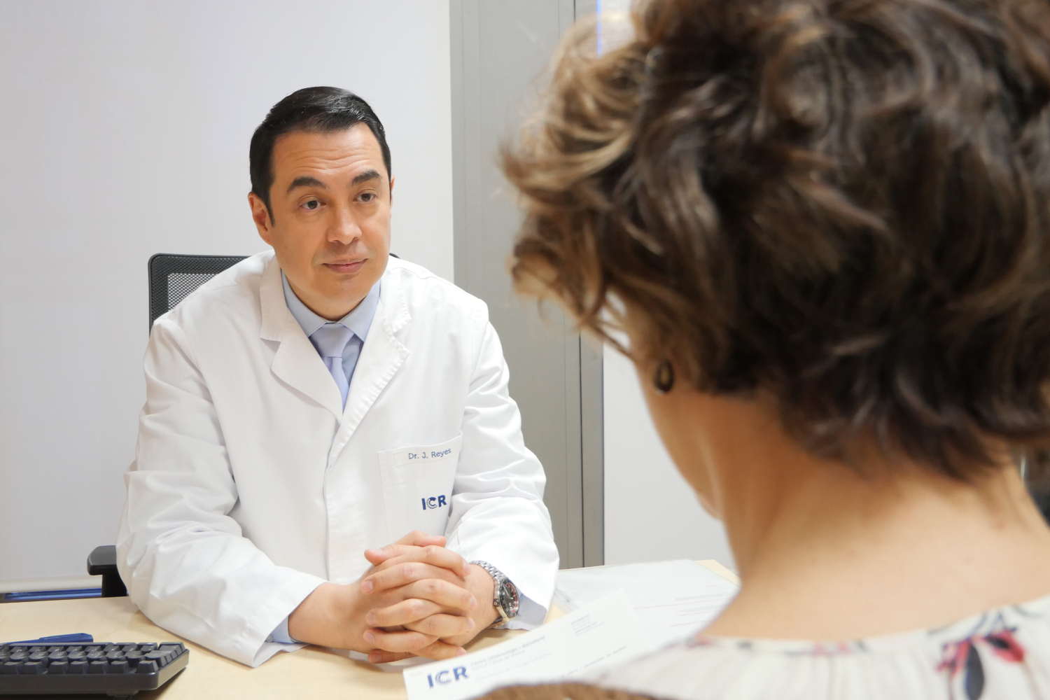 El Dr. Reyes explica les recomanacions de cures postoperatòries