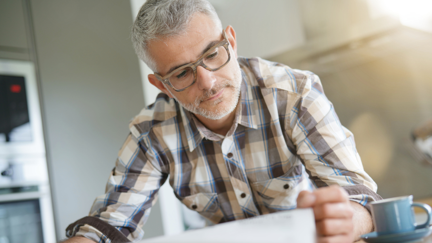 Un dels riscos de salut ocular de persones entre 40 i 60 anys és la presbícia. Aquesta dificulta la visió de prop per activitats com llegir.