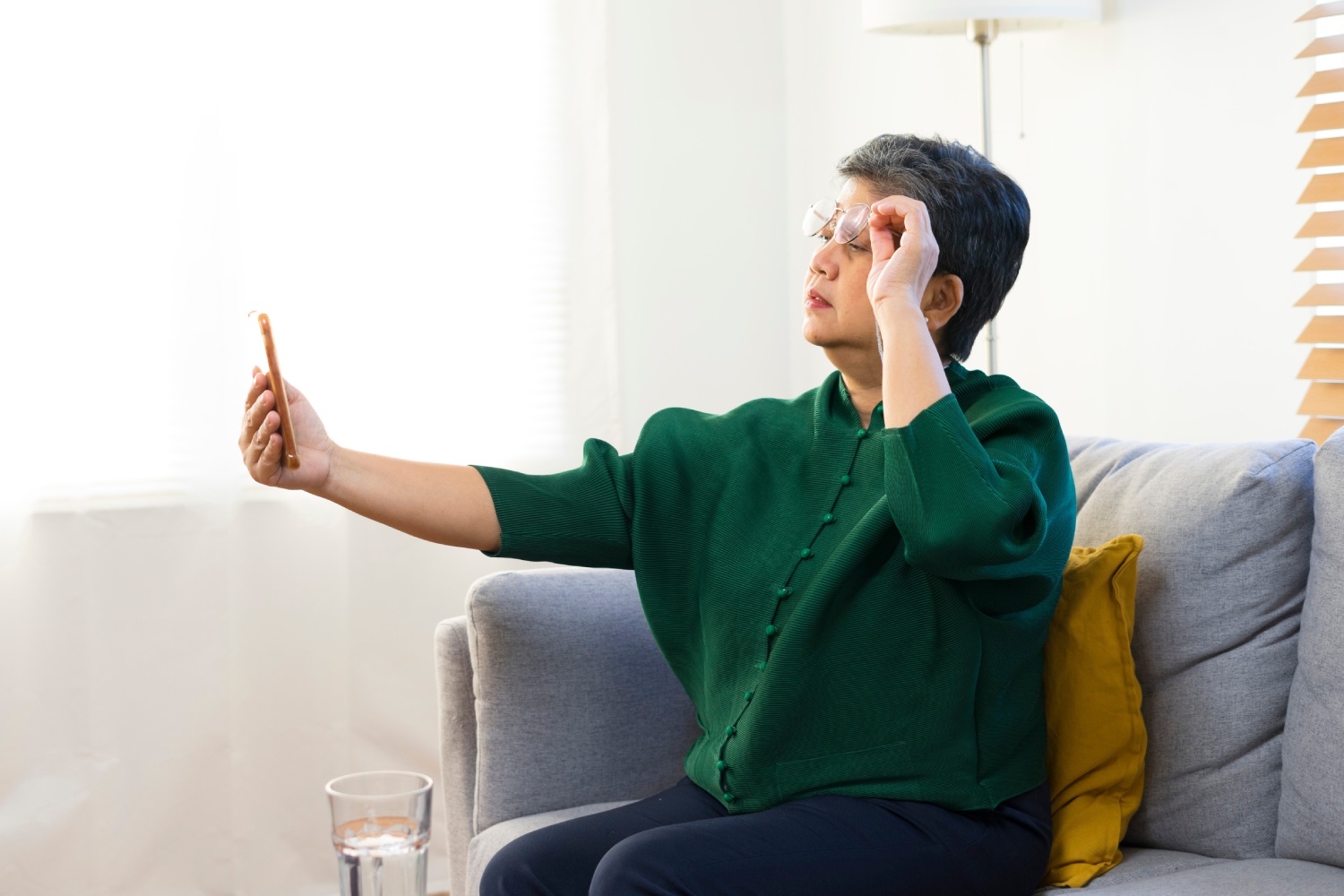 Un dels símptomes més habituals de la presbícia és la dificultat per veure-hi d'aprop. 