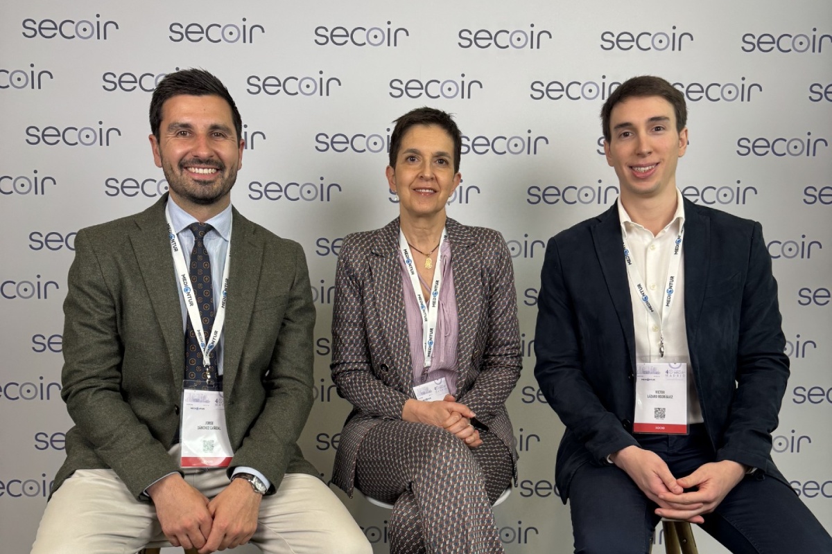 El Dr. Lázaro, junto con otros dos oftalmólogos autores de la Monografía Práctica SECOIR 2025