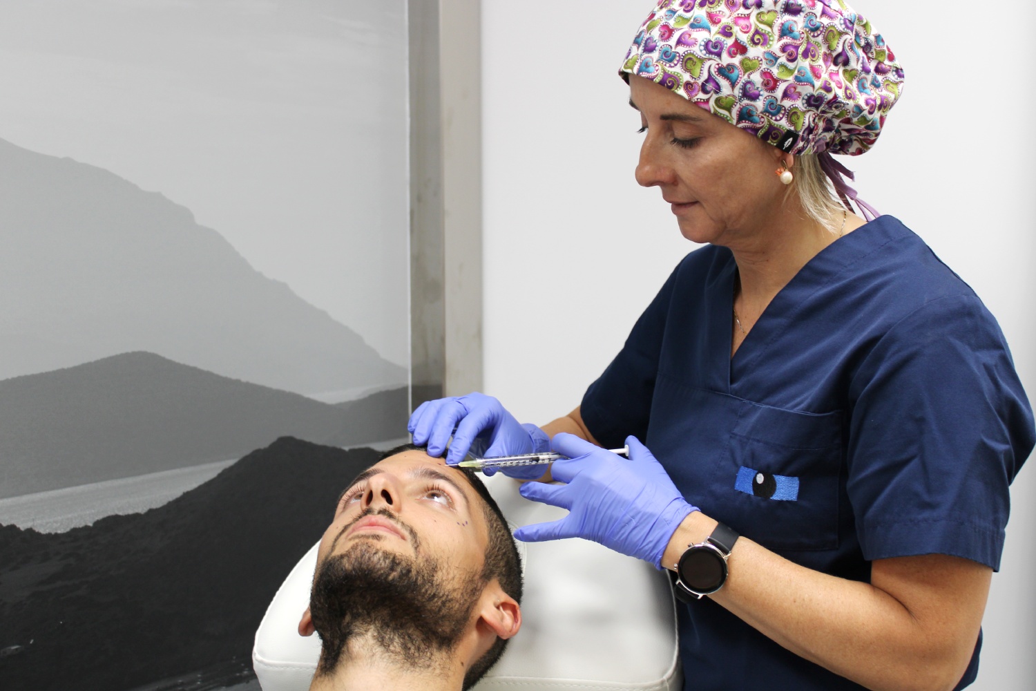 La Dra Ibáñez administra un tractament d'estètica periocular