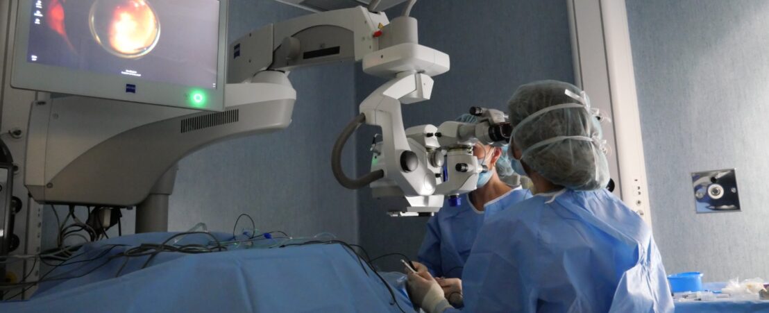 La Dra. Dyrda és cirurgiana del Departament de Catracta de l'ICR. 