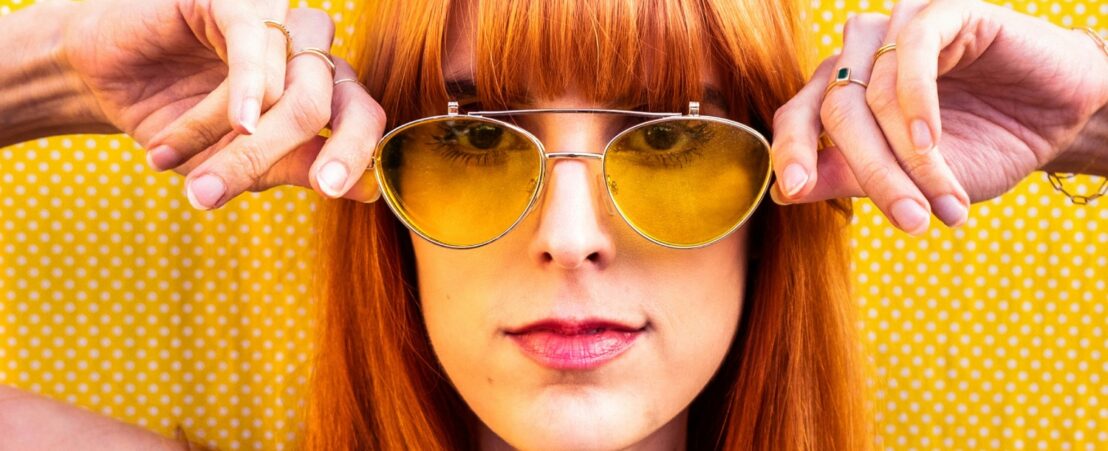 Algunes persones duen ulleres amb vidres grocs pensant que aporta certs beneficis, que la ciència sovint no recolza.