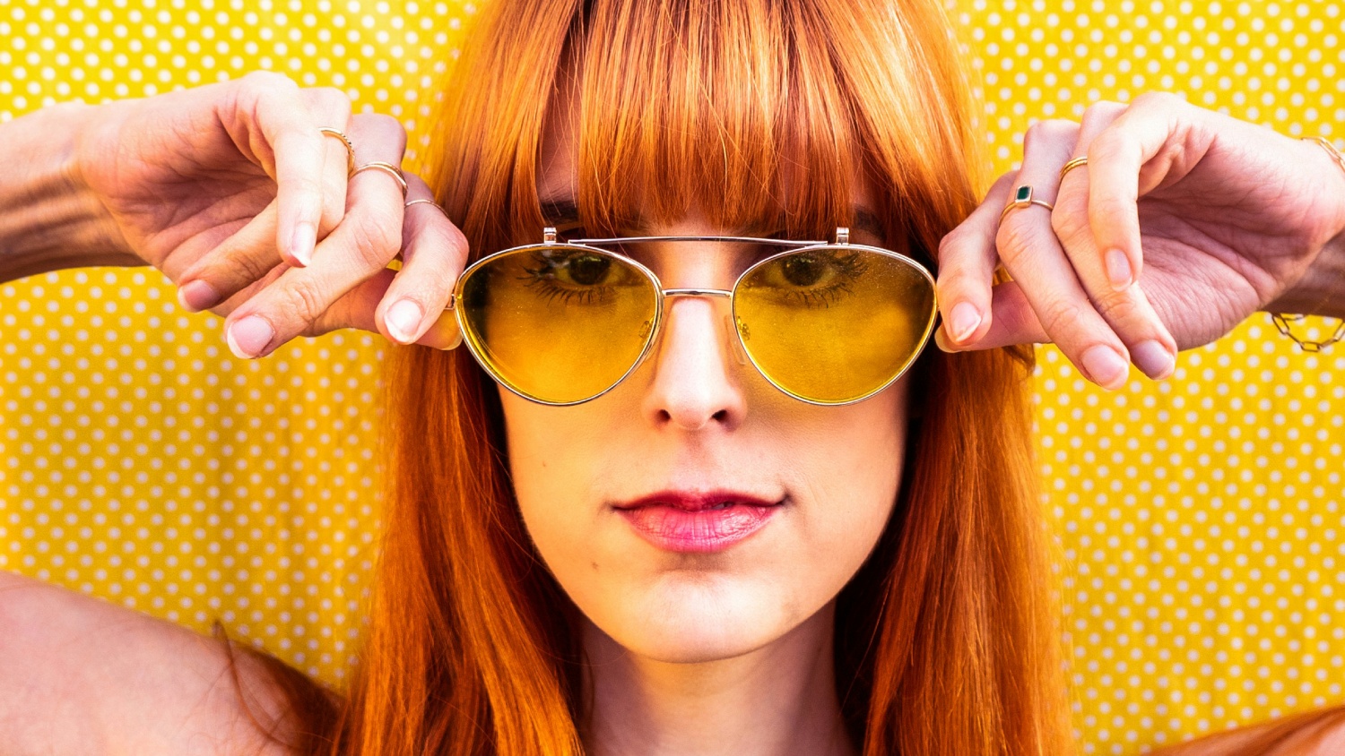 Algunes persones duen ulleres amb vidres grocs pensant que aporta certs beneficis, que la ciència sovint no recolza.